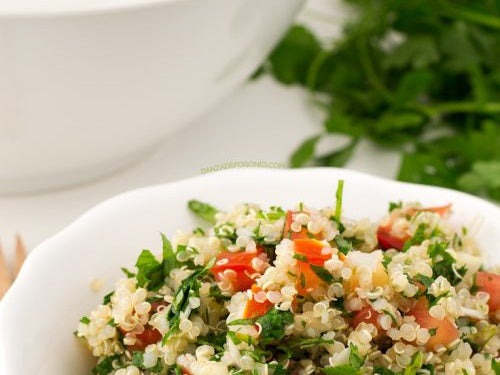 Quinoa met tomaat, noten en verse peterselie