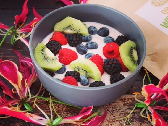 Gezonde aardbeien proteïne smoothie bowl