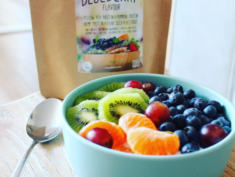 Blauwe bessen, aardbeien en kiwi smoothie bowl