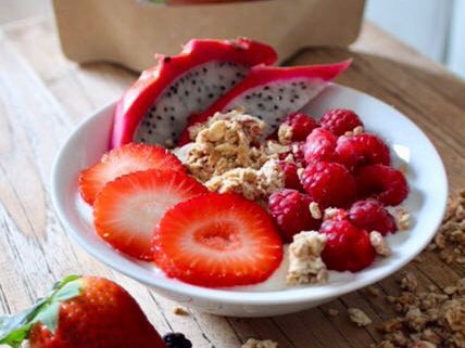 Dragon fruit smoothie bowl